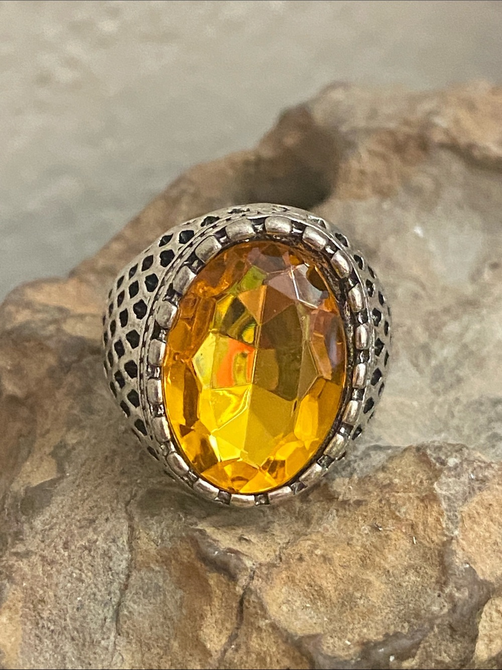 5/$10❤️❤️❤️NEW Silver Tone Zinc Alloy Faceted Yellow Acrylic Cabochon Ring